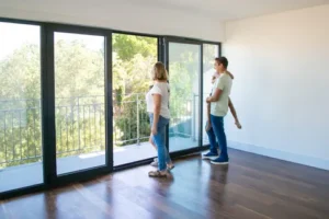 Imatge d’un tancament corredís de PVC, amb portes que llisquen horitzontalment per optimitzar l’espai i facilitar l’accés.