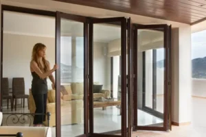 Imatge d’un tancament abatible de PVC, amb portes que s’obren cap a dins o cap a fora, aportant funcionalitat i estètica.