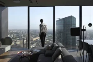 Imatge d’un tancament fixe de PVC, amb vidre fixat en un marc sense parts mòbils, oferint llum i protecció.