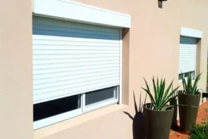Imatge de persianes de PVC blanques instal·lades, conegudes per la seva resistència i aïllament tèrmic.