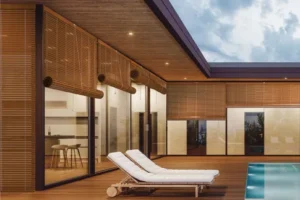 Imatge de persianes de fusta que aporten calidesa i estil rústic a l’interior d’una llar.