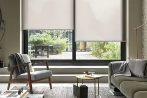 Imatge de screens i tendals instal·lats a la façana d’un edifici, proporcionant ombra i regulació de la llum solar.