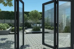 Imatge d’un tancament abatible d’alumini, amb portes que s’obren cap a dins o cap a fora, aportant funcionalitat i estètica a la casa.