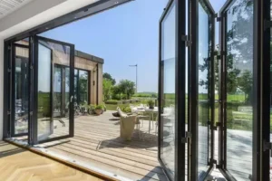 Imatge d’un tancament plegable d’alumini que permet obrir completament l’espai, amb múltiples panells que es pleguen lateralment.