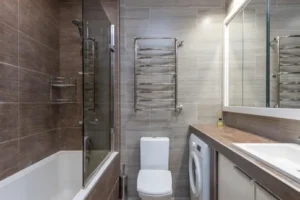 Porta fixa que separa espais interiors sense possibilitat d’obertura, aportant estabilitat i un acabat net.