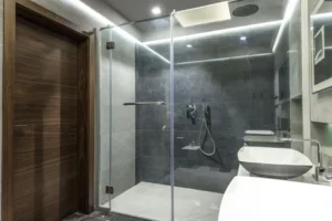 Porta abatible amb obertura tradicional que ofereix funcionalitat i estil a qualsevol espai interior.