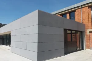 Paret exterior revestida amb panells de composite d’alumini, oferint un acabat modern, resistent i lleuger.