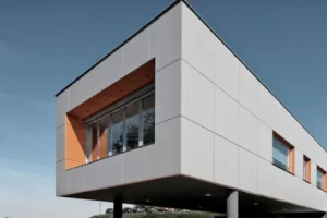 Façana amb sistema de revestiment ventilat que millora l’aïllament tèrmic i la protecció exterior de l’edifici.