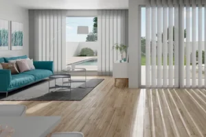 Cortines verticals que cobreixen grans finestrals, permetent regular la llum i la privadesa