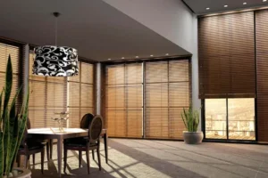 Cortines venecianes metàl·liques amb lames orientables per controlar l’entrada de llum