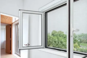 Mosquitera fixa instal·lada a una finestra, que proporciona protecció constant contra insectes