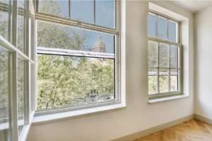 Mosquitera enrotllable desplegada en una finestra, fàcil d’obrir i tancar