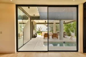 Mosquitera corredissa oberta, permetent l’accés fàcil i la ventilació sense insectes