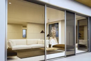 Mosquitera plisada tancada, que ocupa poc espai quan està plegada