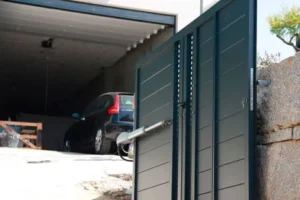 Sistema d’automatització per a cancel·les d’entrada que permeten l’obertura i tancament automàtic mitjançant comandament o sensors.