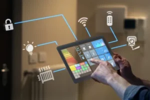 Sistema de domòtica que integra el control automatitzat de portes, persianes i altres elements de la llar per a una gestió còmoda i eficient.