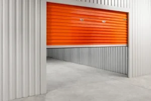 Porta de garatge enrrotllable feta d’alumini, ideal per a espais reduïts i amb un mecanisme còmode per a l’obertura i el tancament.