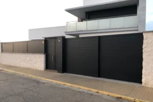 Porta de garatge corredissa que es desplaça lateralment, optimitzant l’espai exterior i facilitant un accés còmode.