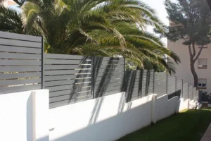 Tanca metàl·lica de perfil simple instal·lada a l’exterior per protegir el recinte