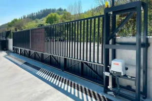 Cancel·la metàl·lica corredissa tancada que optimitza l’espai en entrades estretes