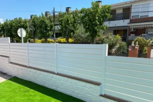 Tanca de PVC blanca que ofereix protecció i resistència amb un acabat net i modern