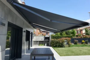 Tendal de braç extensible desplegat, ideal per a terrasses amb necessitat d’ombra ajustable