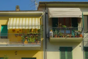 Tendal instal·lat en un balcó petit, dissenyat per protegir del sol i la pluja