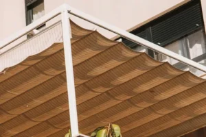 Tendal corredís obert que permet controlar la quantitat d’ombra a un espai exterior