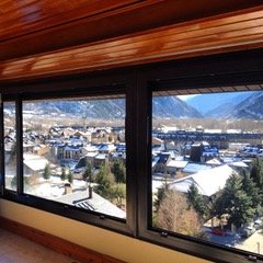 Una foto d'un client d'un sistema d'alumini instal·lat a la seva casa privada