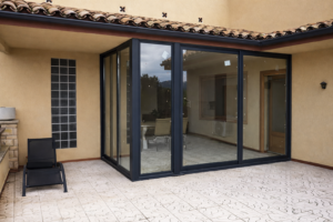 Foto d'un treball a un particular d'u tancaments de PVC