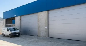 Foto d'un client que vam instal·lar portes de magatzem a mida