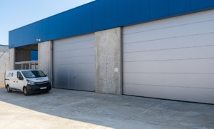 Foto d'un client que vam instal·lar portes de magatzem a mida