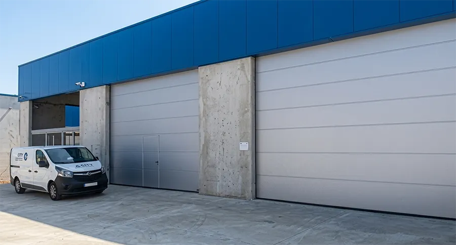 Foto d'un client que vam instal·lar portes de magatzem a mida