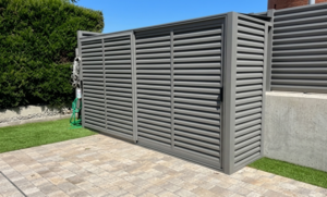 Foto d'un client particular sobre unes Cancel·les de jardí