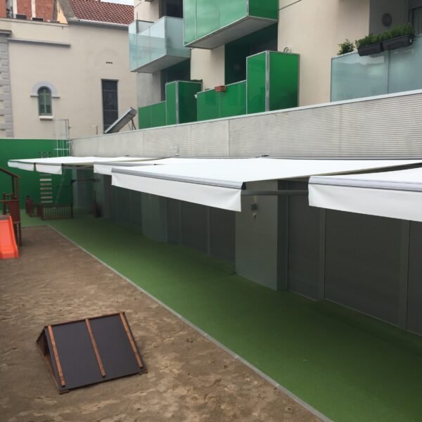 Instal·lació d'uns tendals en una escola bressol