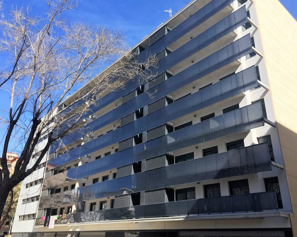 Imatge d'un client en el quan hem instal·lat baranes exteriors en un bloc sencer de pisos.