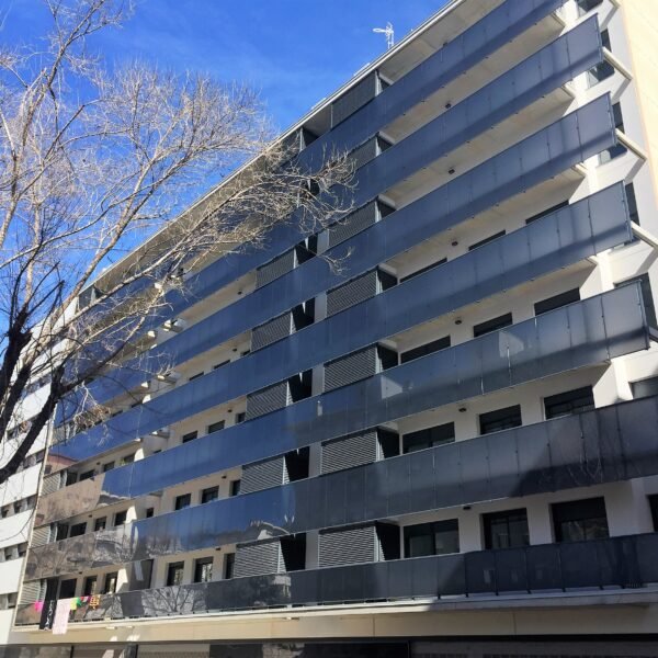 Imatge d'un client en el quan hem instal·lat baranes exteriors en un bloc sencer de pisos.